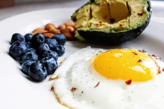 Avokado, yumurta ve böğürtlenli sağlıklı kahvaltı — protein/karb/yağ dağılımı