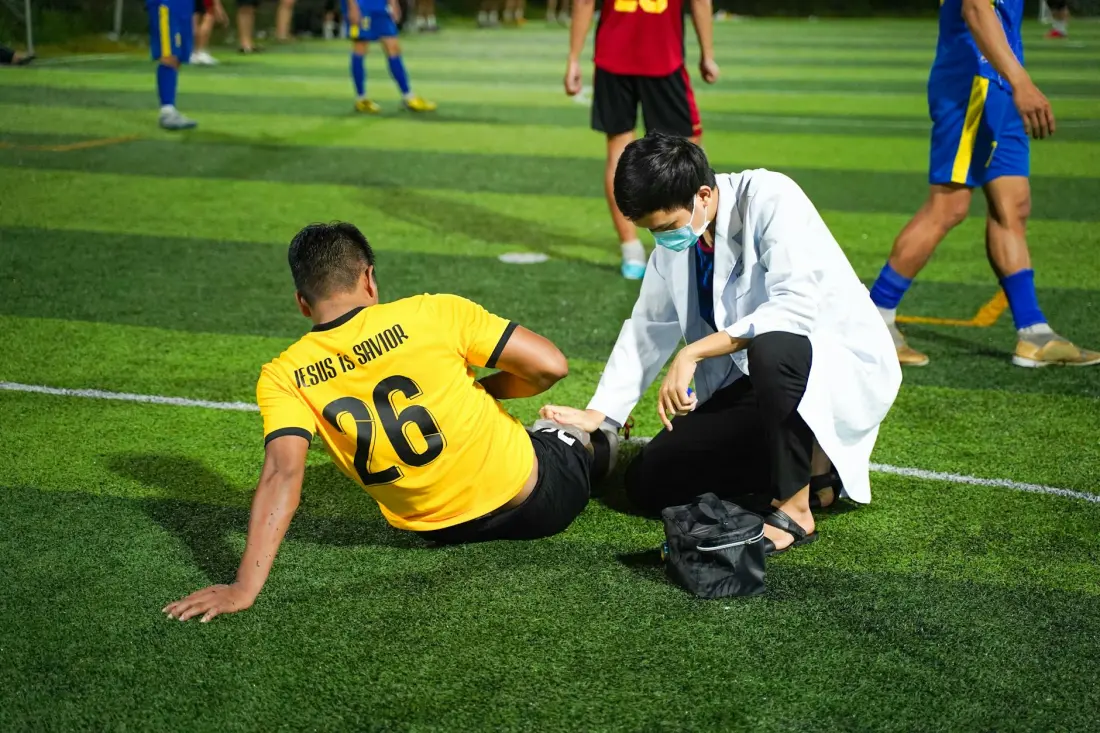 Sahada tedavi alan futbolcu — spor hekimliği