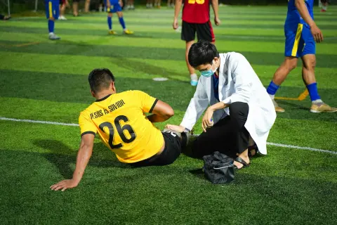 Sahada tedavi alan futbolcu — spor hekimliği