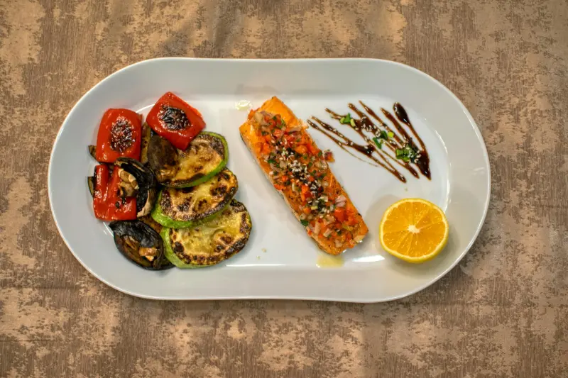 Izgara somon ve sebzeler — kalp sağlığı için ideal akşam yemeği