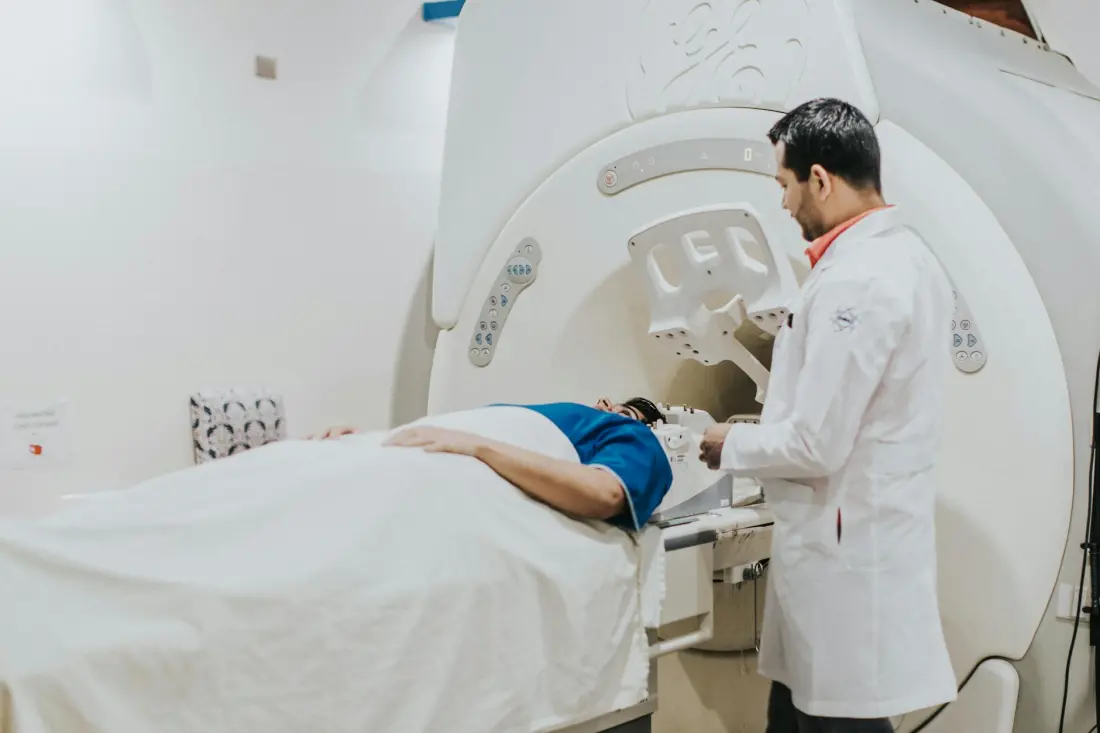 MR taramasında hastaya yardımcı doktor
