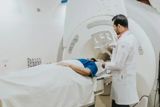 MR taramasında hastaya yardımcı doktor