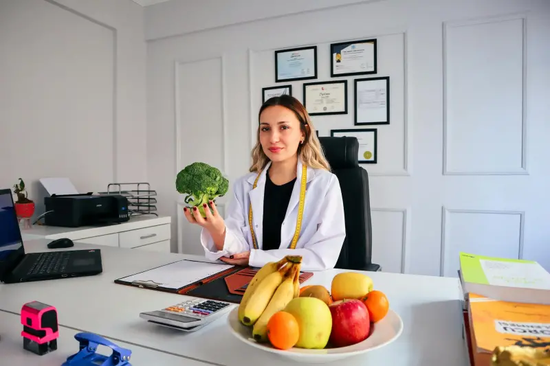 Diyetisyen masasında tabakta protein ve sebze