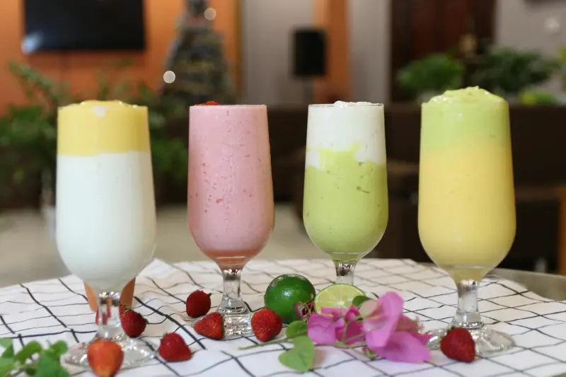 Renkli sağlıklı smoothie'ler — dengeli beslenme