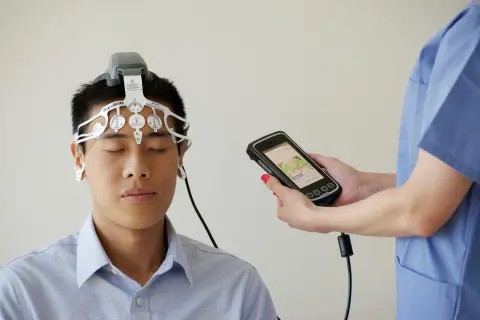 EEG cihazı ile beyin aktivitesi ölçümü