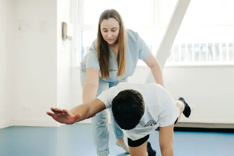 Fizyoterapist hasta ile esneme egzersizi