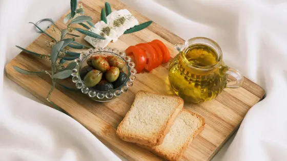 Zeytinyağı, zeytin ve peynir — Akdeniz tipi beslenme