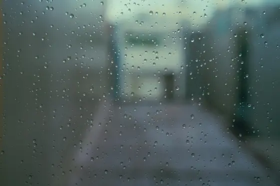 Pencereye düşen yağmur damlaları — melankolik atmosfer