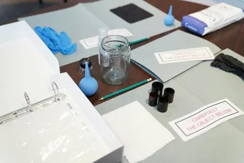 Adli tıp araçları — eldiven, kavanoz ve inceleme malzemeleri