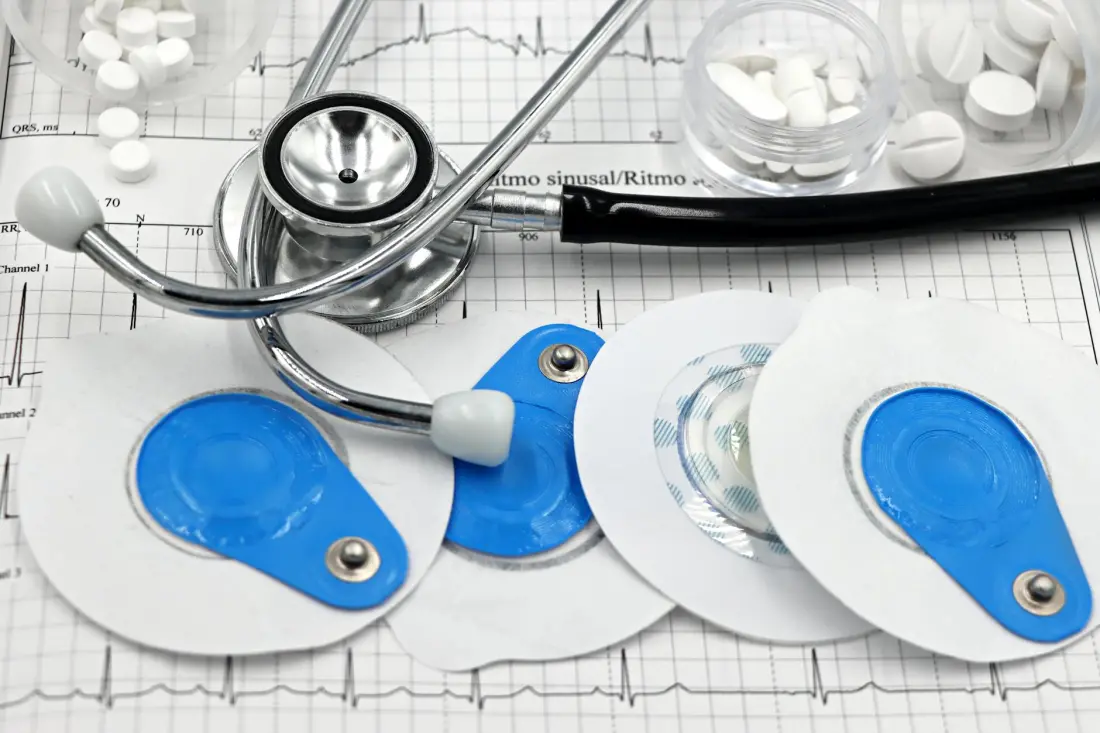 Steteskop ve EKG elektrotları — kardiyoloji