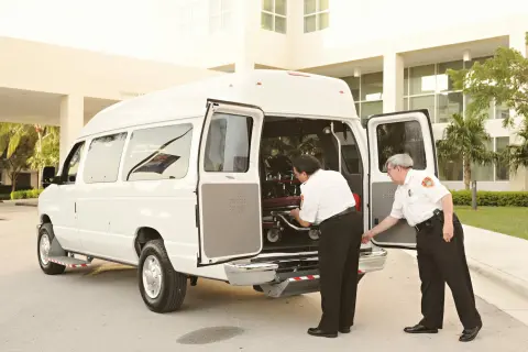 Ambulansa sedye yükleyen acil müdahale ekibi