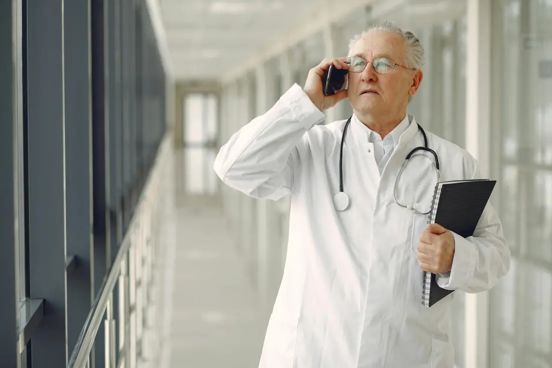 Olgun doktor klinik koridorunda — geriatri