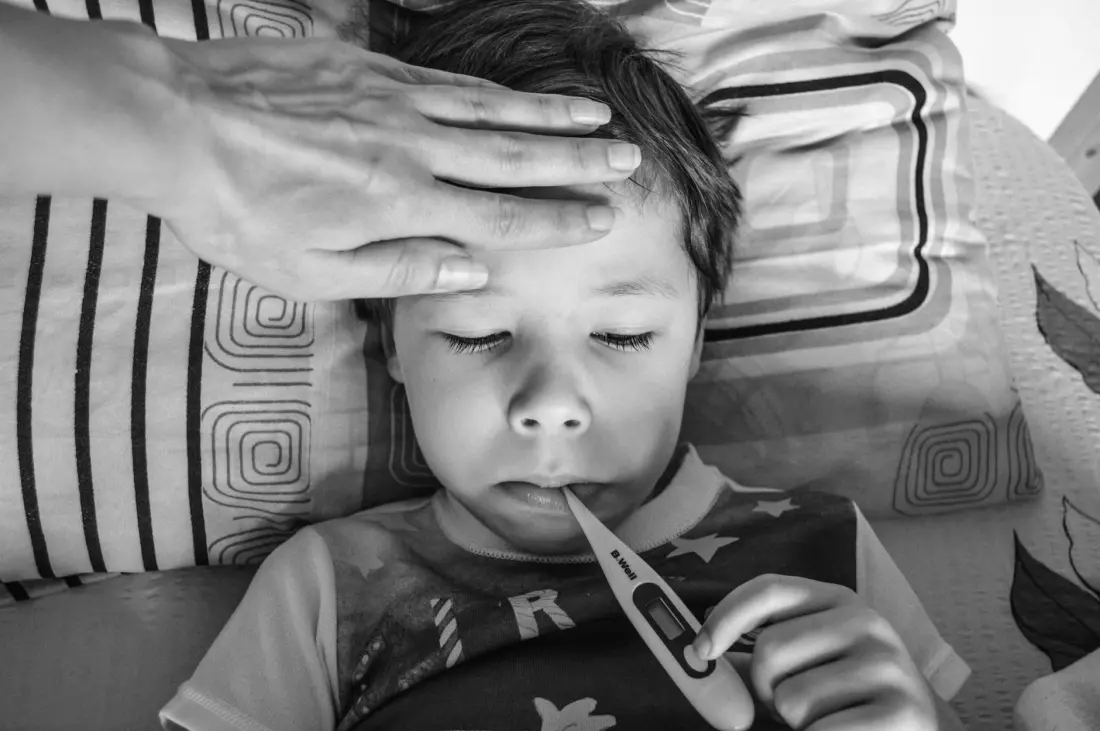 Ateş ölçen çocuk — çocuk enfeksiyon hastalıkları