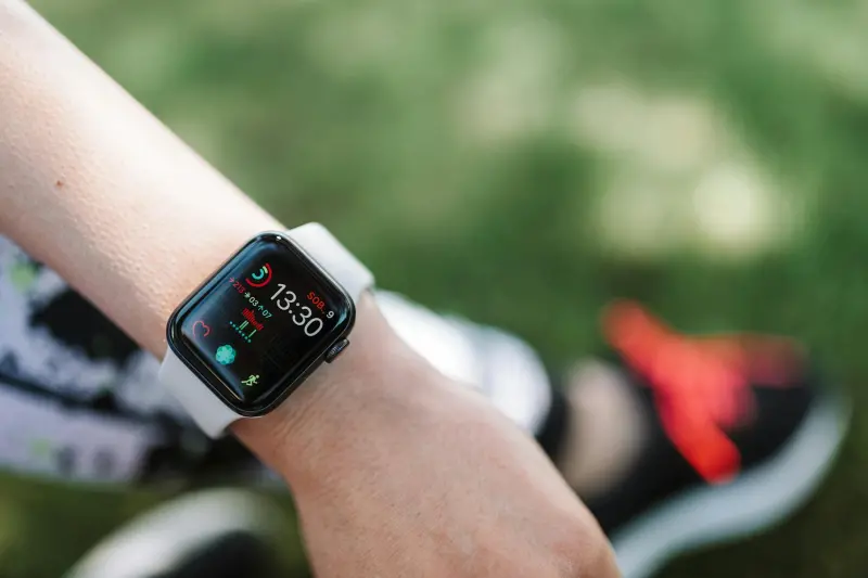 Apple Watch ve EKG ekran görüntüsü — atriyal fibrilasyon taraması