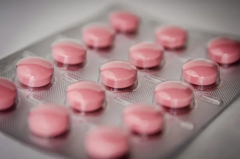 Blister ambalajında pembe tabletler — ağrı kesici ve triptan ilaçlar