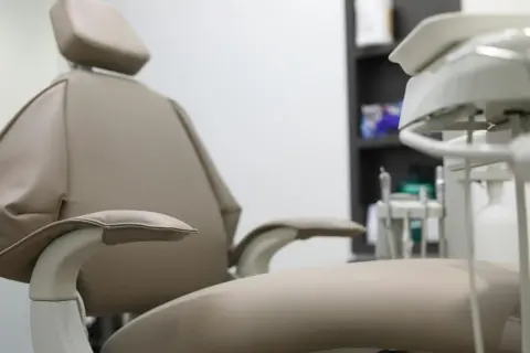 Diş kliniği koltuğu — ağız ve diş sağlığı merkezi
