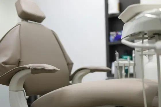 Diş kliniği koltuğu — ağız ve diş sağlığı merkezi