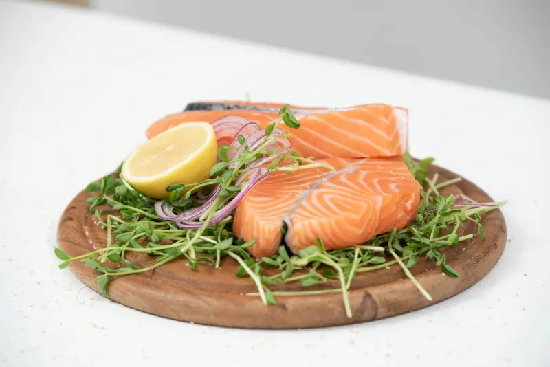 Limonlu somon dilimleri — omega-3 ve DHA kaynağı