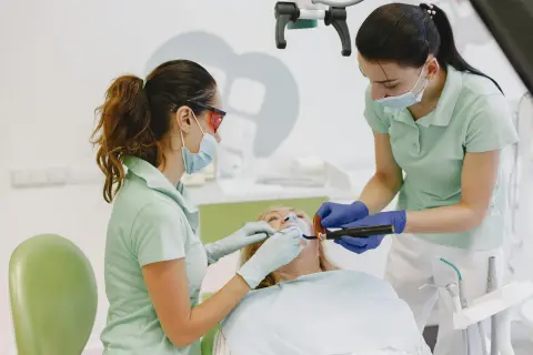 Modern klinikte diş hekimi prosedürü