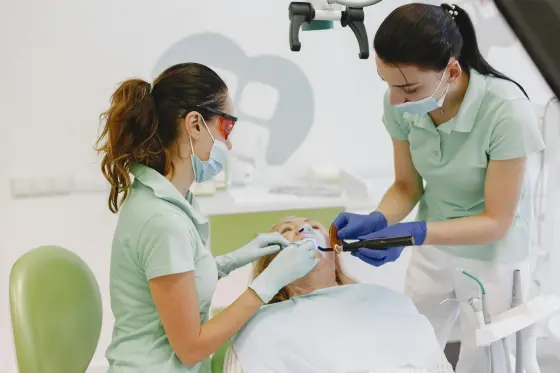 Modern klinikte diş hekimi prosedürü