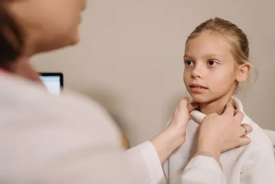 Doktor klinikte hastayı muayene ediyor
