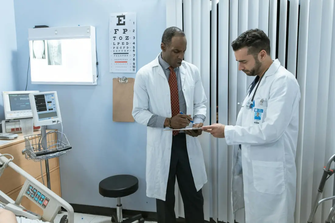 İki doktor hasta dosyalarını inceliyor