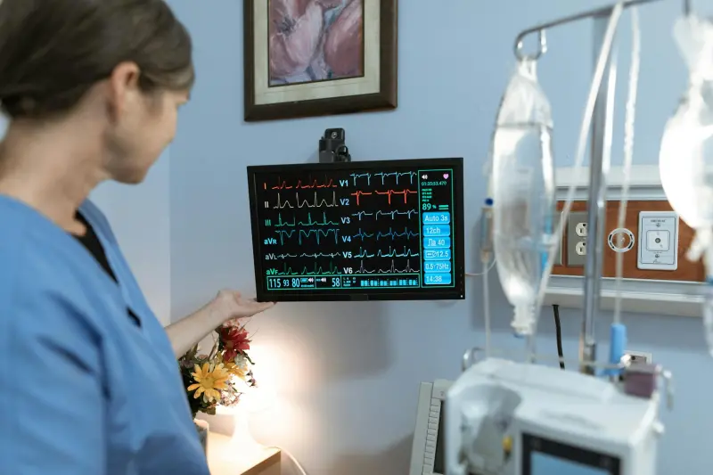 EKG cihazı ve laboratuvar tetkik raporlarıyla kardiyovasküler risk değerlendirmesi