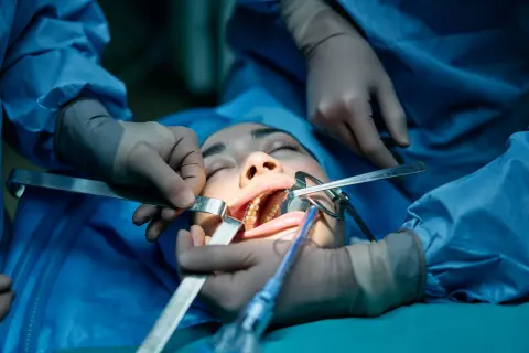 Klinikte diş cerrahisi yapan sağlık ekibi