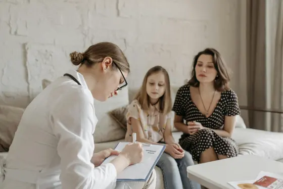 Aile hekimi anne ve kızı muayene ediyor