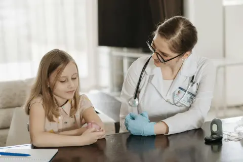 Doktor ve pediatrik hasta — çocuk üroloji