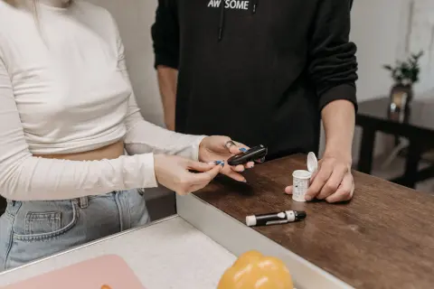 Glukometre ve insülin kalemi — endokrinoloji