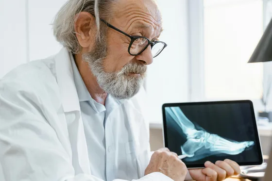 Yaşlı kadın kemik sağlığı — osteoporoz
