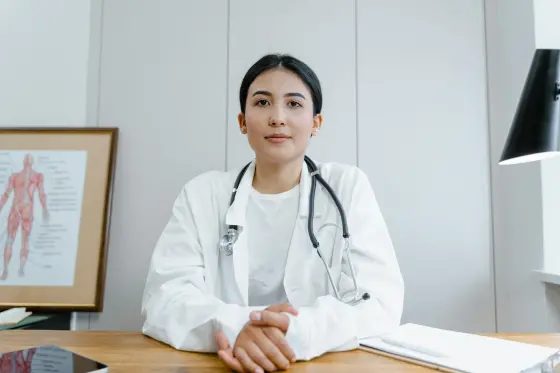 Doktor masada steteskop ile — pratisyen hekim
