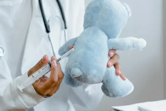 Doktor oyuncak üzerinde enjeksiyon demonstrasyonu