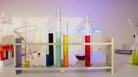 Renkli test tüpleri laboratuvarda — biyokimya