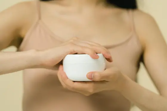 Nemlendirici krem uygulaması — dermatoloji